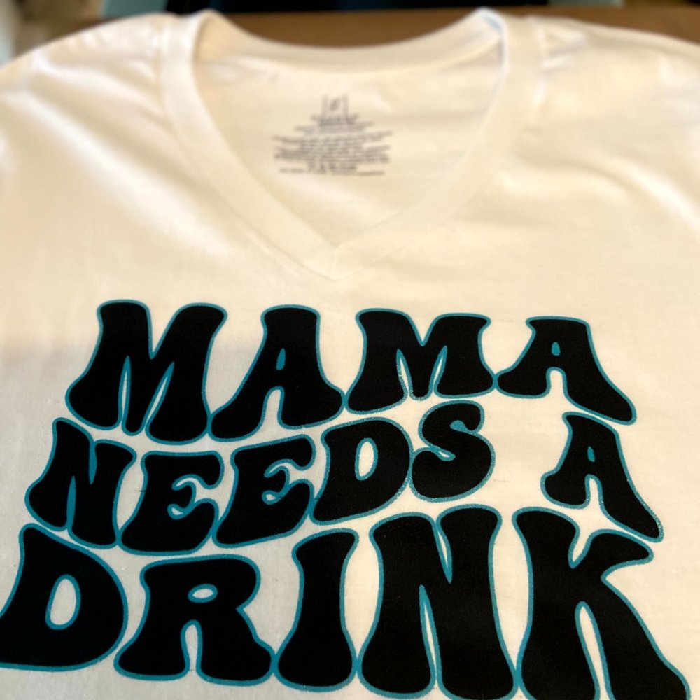T-shirt Mama Needs A Drink - Custom made